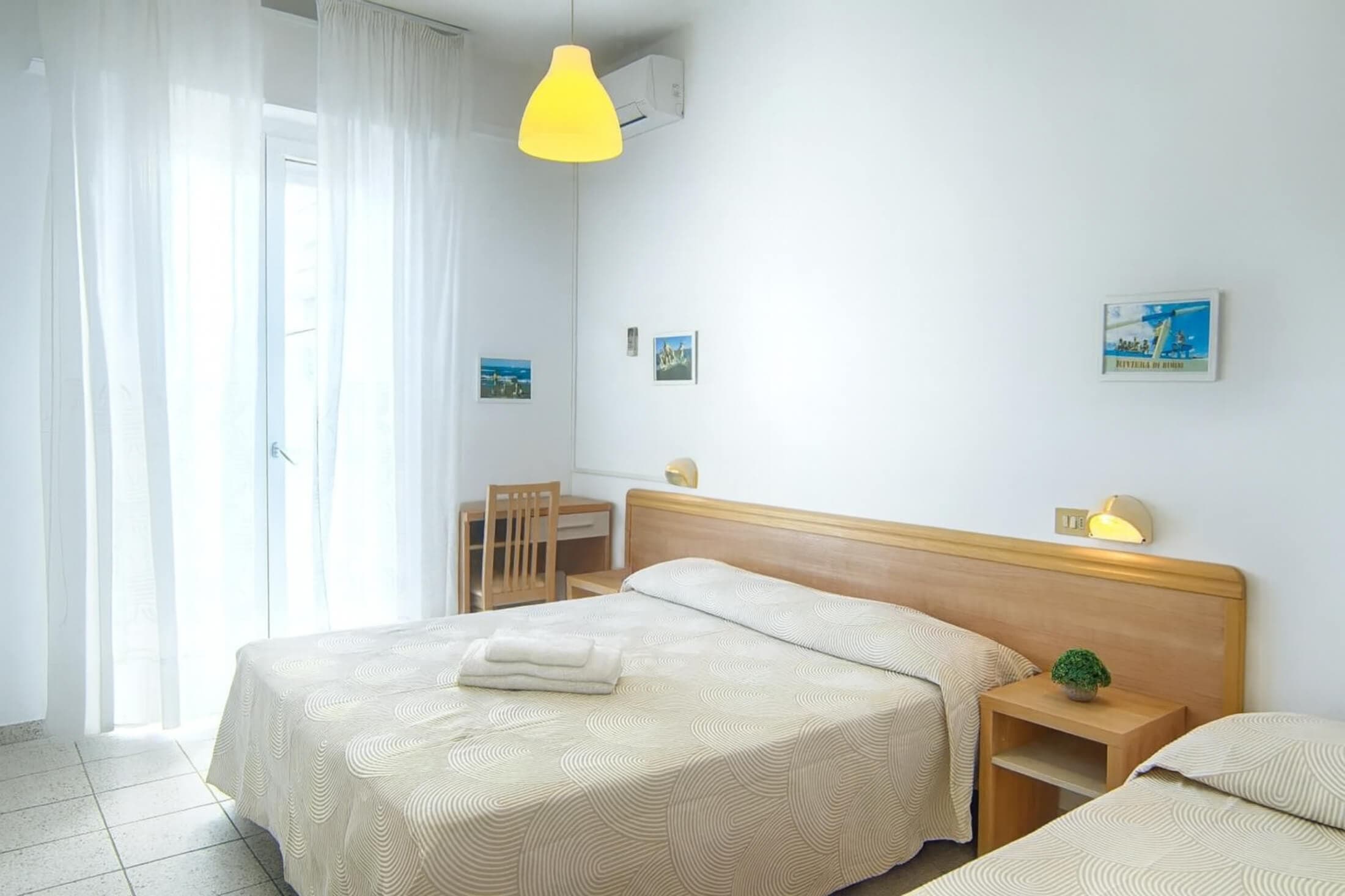 Einfache und funktionale Zimmer, nur wenige Schritte vom Hotel Loris entfernt